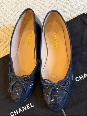 CHANEL Navy Blue Patent Leather Ballet ballerina Flats with Bow CC Cap Medallion